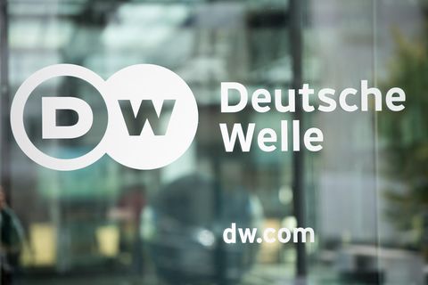 In der Türkei gesperrt: Der Name "Deutsche Welle" steht an einer Glasscheibe