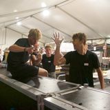 Gute Stimmung unter den Freiwilligen in einer der zahllosen Essensbuden