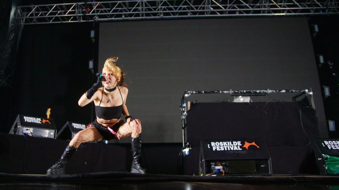 Das dänische Projekt “Debbie sings” mit ausschließlich hoher "voice distortion" (Stimmenverzehrung) beim diesjährigen Roskilde-Festival