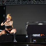 Das dänische Projekt “Debbie sings” mit ausschließlich hoher "voice distortion" (Stimmenverzehrung) beim diesjährigen Roskilde-Festival