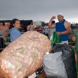 Pfandsammler:innen an der Rückgabestelle, die die Hinterlassenschaften der Feierwütigen beseitigen