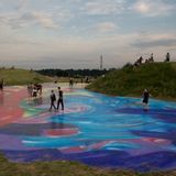Ein riesiger psychedelischer Dancefloor der Künstlerin Katharina Grosse in den Hügeln oberhalb der "Dream City" – eines von vielen Kunstprojekten auf dem Roskilde-Festival 2022