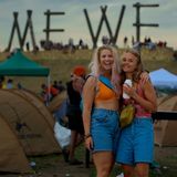 Zwei Besucherinnen voller Glitzer von einem Event, auf dem Rückweg ins Camp