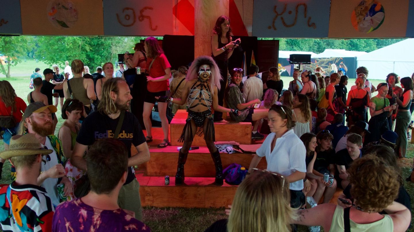 Themenschwerpunkt im sogenannten "Flokkr Zelt": LGBTQIA+, Toleranz und Sexualität