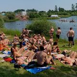 Der erste Festival-Morgen beginnt wie immer am Badesee in der sogenannten "Silent & Clean Agora"