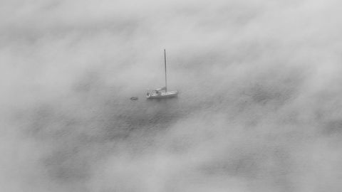 Ein Segelboot im Nebel