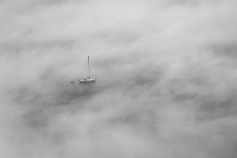 Ein Segelboot im Nebel