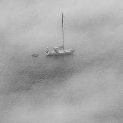 Ein Segelboot im Nebel
