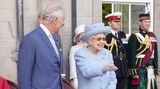 1. Juli 2022  Die Queen zeigt sich mit Charles – und schon steigt die Stimmung  Neuer Auftritt von Queen Elizabeth und sie versprüht gute Laune! Am Donnerstag tritt die Königin mit Prinz Charles vor Schloss Holyroodhouse in Schottland auf. Dort wird eine Militärparade für die Monarchin abgehalten. Die Stimmung bei Elizabeth II. war sichtlich gut. Sie lächelte, scherzte mit ihrem ältesten Sohn und den Militärangehörigen. Es ist der erste Auftritt der Königin seit dem offiziellen Auftakt der Holyrood Week, wie die Woche heißt, wenn die Queen in Schottland Hof hält. Immer wieder muss sie Auftritte absagen oder an andere Familienmitglieder verteilen, da sie aufgrund ihres fortgeschrittenen Alters von 96 Jahren Mobilitätsschwierigkeiten erlebt. Charles wird den gemeinsamen Auftritt mit seiner beliebten Mutter besonders begrüßt haben. Er steht gerade immens unter Druck, nachdem herauskam, dass er zwischen 2011 und 2015 Bargeld in Höhe von insgesamt drei Millionen Euro von einem katarischen Scheich angenommen hat.