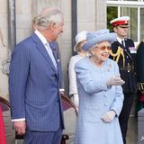 1. Juli 2022  Die Queen zeigt sich mit Charles – und schon steigt die Stimmung  Neuer Auftritt von Queen Elizabeth und sie versprüht gute Laune! Am Donnerstag tritt die Königin mit Prinz Charles vor Schloss Holyroodhouse in Schottland auf. Dort wird eine Militärparade für die Monarchin abgehalten. Die Stimmung bei Elizabeth II. war sichtlich gut. Sie lächelte, scherzte mit ihrem ältesten Sohn und den Militärangehörigen. Es ist der erste Auftritt der Königin seit dem offiziellen Auftakt der Holyrood Week, wie die Woche heißt, wenn die Queen in Schottland Hof hält. Immer wieder muss sie Auftritte absagen oder an andere Familienmitglieder verteilen, da sie aufgrund ihres fortgeschrittenen Alters von 96 Jahren Mobilitätsschwierigkeiten erlebt. Charles wird den gemeinsamen Auftritt mit seiner beliebten Mutter besonders begrüßt haben. Er steht gerade immens unter Druck, nachdem herauskam, dass er zwischen 2011 und 2015 Bargeld in Höhe von insgesamt drei Millionen Euro von einem katarischen Scheich angenommen hat.