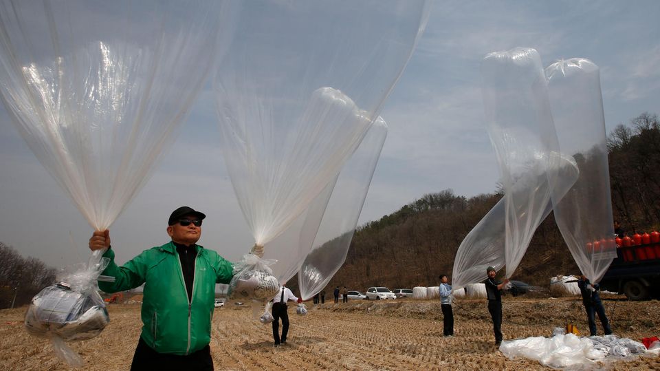 Eine Gruppe von Überläufern aus Nordkorea lässt in Südkorea Ballons mit Flugblättern steigen