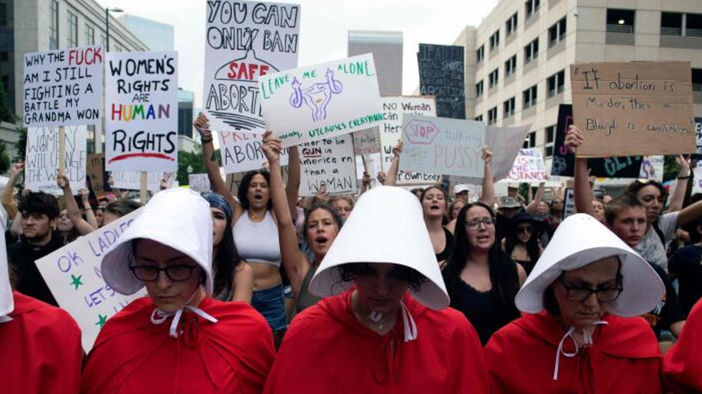 Nach dem Supreme-Court-Urteil protestieren in den USA Tausende für das Recht auf Abtreibung