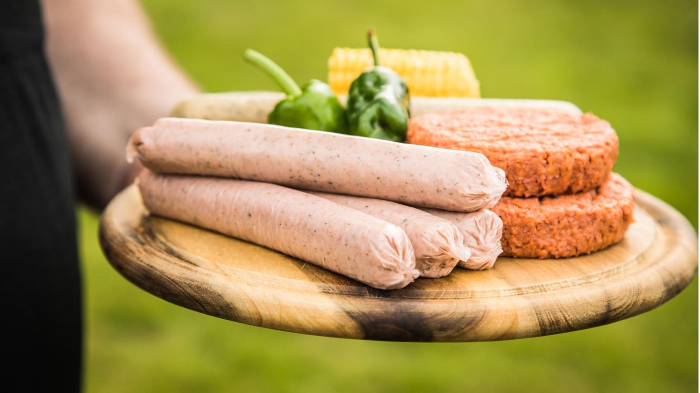 Vegetarische Wurst und Hack-Steaks aus einem Holzbrett