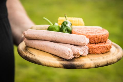 Vegetarische Wurst und Hack-Steaks aus einem Holzbrett