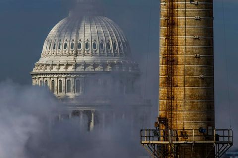 Rauch des Kohlekraftwerkes kommt vor der Kulisse des Capitol in Washington aus einem Schornstein