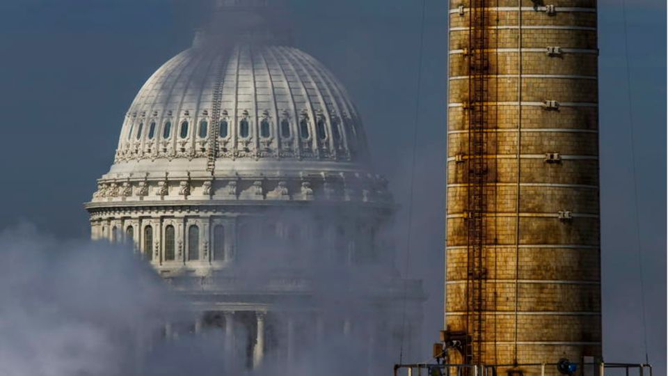 Rauch des Kohlekraftwerkes kommt vor der Kulisse des Capitol in Washington aus einem Schornstein