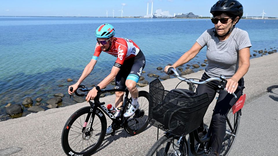 Radrennfahrer Tim Wellens aus Belgien überholt beim Start der Tour de France in Kopenhagen eine Touristin 