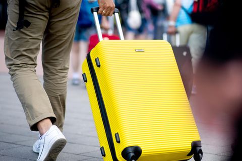 Flugausfall und Reise-Chaos: Eine Person zieht einen Rollkoffer (Symbolbild)