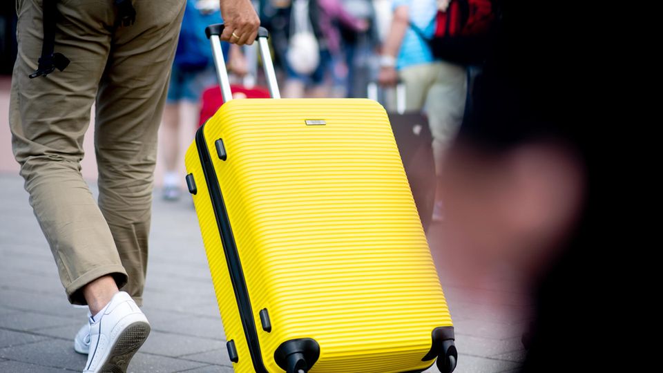 Flugausfall und Reise-Chaos: Eine Person zieht einen Rollkoffer (Symbolbild) Flugausfall und Reise-Chaos: Eine Person zieht einen Rollkoffer (Symbolbild)