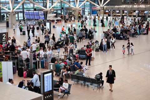 Schlangen vor den Check-in-Schaltern am Hamburg Airport