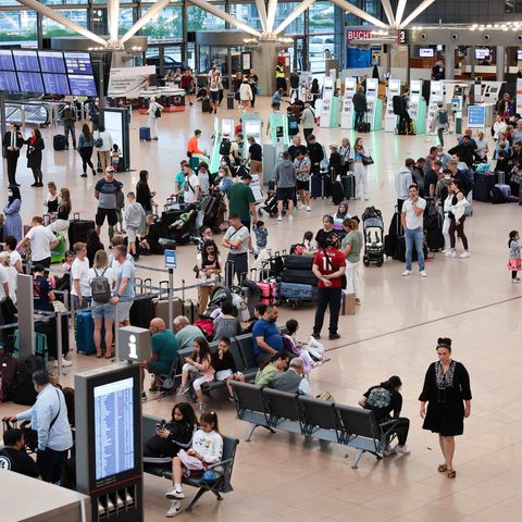Schlangen vor den Check-in-Schaltern am Hamburg Airport