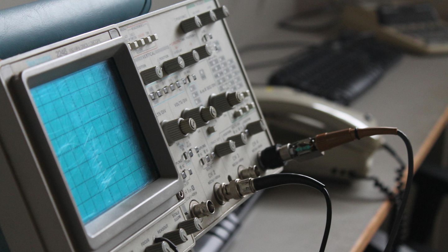 Technisches Gerät im Abhörraum