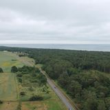 Und ungefähr 300 Kilometer Luftlinie in diese Richtung liegt die russische Exklave Kaliningrad