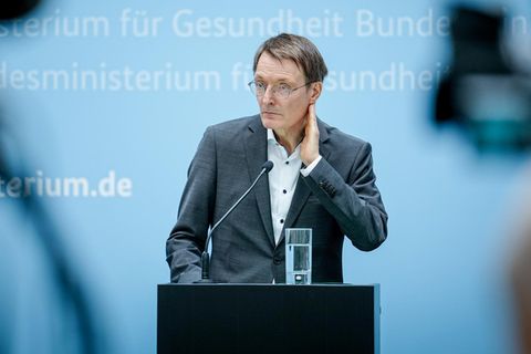 Karl Lauterbach vor einer blauen Wand mit dem Schriftzug