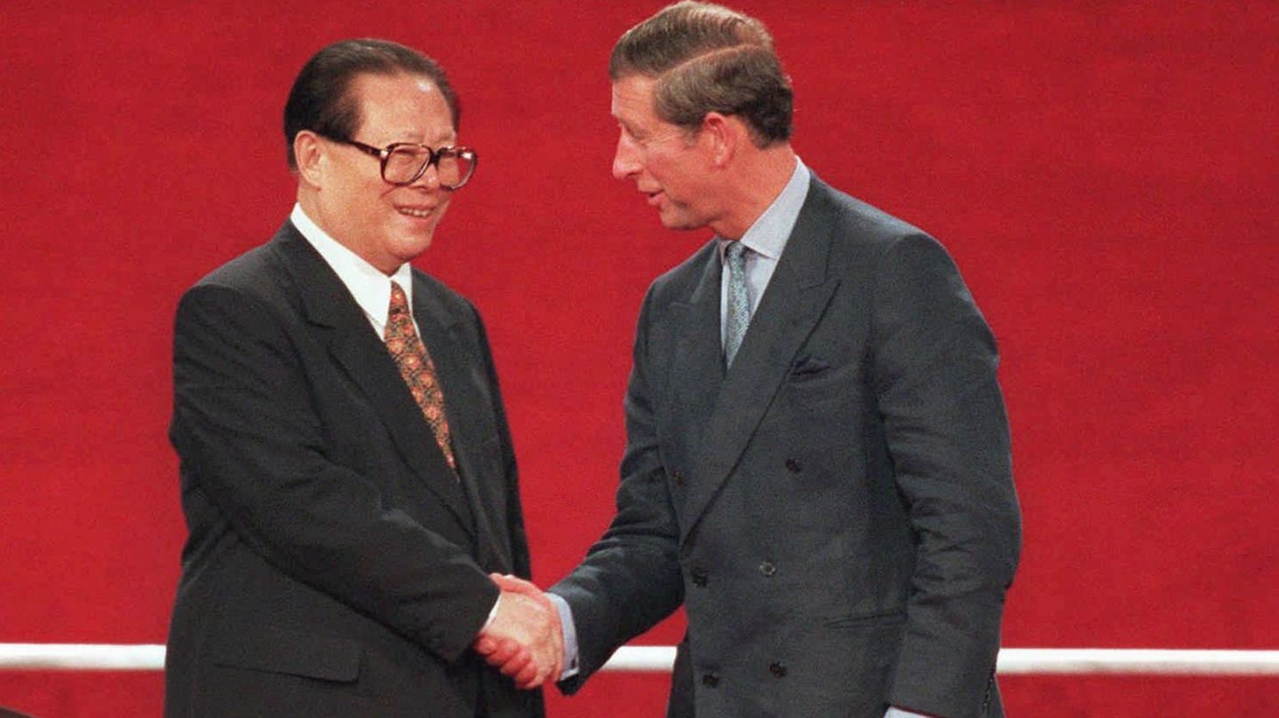 Bilder der Weltgeschichte: 1. Juli 1997: Ein Händedruck beendet 156 Jahre britischer Kolonialherrschaft in Hongkong Chinas Präsident Jiang Zemin und der britische Thronfolger Prinz Charles als Vertreter von Königin Elisabeth II. besiegeln in der Nacht zum 1. Juli den "Handover" Hongkongs an die Volksrepublik. Mit dem Händedruck im Hongkonger Kongresszentrum enden 156 Jahre britischer Kolonialherrschaft in der Stadt. Nach der Rückgabe soll Hongkong eigentlich unter dem Grundsatz "Ein Land, zwei Systeme" regiert werden. Auch bekommen die Bürgerinnen und Bürger die Zusage, bis 2047 ein "hohes Maß an Autonomie" und viele politische Freiheiten genießen zu können. 25 Jahre später ist davon jedoch kaum noch etwas übrig. Nach anhaltenden Protesten gegen die Regierung führt Peking 2020 ein strenges Sicherheitsgesetz in der Finanzmetropole ein und schlägt die Demokratiebewegung nieder. Mithilfe von Verhaftungen, Wahlrechts- und Bildungsreformen sowie der Auflösung liberaler Medien und zivilgesellschaftlicher Organisationen ist China dabei, Hongkong in das diktatorische System des Festlandes einzugliedern. 1. Juli 1997: Ein Händedruck beendet 156 Jahre britischer Kolonialherrschaft in Hongkong Chinas Präsident Jiang Zemin und der britische Thronfolger Prinz Charles als Vertreter von Königin Elisabeth II. besiegeln in der Nacht zum 1. Juli den "Handover" Hongkongs an die Volksrepublik. Mit dem Händedruck im Hongkonger Kongresszentrum enden 156 Jahre britischer Kolonialherrschaft in der Stadt. Nach der Rückgabe soll Hongkong eigentlich unter dem Grundsatz "Ein Land, zwei Systeme" regiert werden. Auch bekommen die Bürgerinnen und Bürger die Zusage, bis 2047 ein "hohes Maß an Autonomie" und viele politische Freiheiten genießen zu können. 25 Jahre später ist davon jedoch kaum noch etwas übrig. Nach anhaltenden Protesten gegen die Regierung führt Peking 2020 ein strenges Sicherheitsgesetz in der Finanzmetropole ein und schlägt die Demokratiebewegung nieder. Mithilfe von Verhaftungen, Wahlrechts- und Bildungsreformen sowie der Auflösung liberaler Medien und zivilgesellschaftlicher Organisationen ist China dabei, Hongkong in das diktatorische System des Festlandes einzugliedern.