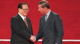 1. Juli 1997: Ein Händedruck beendet 156 Jahre britischer Kolonialherrschaft in Hongkong  Chinas Präsident Jiang Zemin und der britische Thronfolger Prinz Charles als Vertreter von Königin Elisabeth II. besiegeln in der Nacht zum 1. Juli den "Handover" Hongkongs an die Volksrepublik. Mit dem Händedruck im Hongkonger Kongresszentrum enden 156 Jahre britischer Kolonialherrschaft in der Stadt.  Nach der Rückgabe soll Hongkong eigentlich unter dem Grundsatz "Ein Land, zwei Systeme" regiert werden. Auch bekommen die Bürgerinnen und Bürger die Zusage, bis 2047 ein "hohes Maß an Autonomie" und viele politische Freiheiten genießen zu können. 25 Jahre später ist davon jedoch kaum noch etwas übrig. Nach anhaltenden Protesten gegen die Regierung führt Peking 2020 ein strenges Sicherheitsgesetz in der Finanzmetropole ein und schlägt die Demokratiebewegung nieder. Mithilfe von Verhaftungen, Wahlrechts- und Bildungsreformen sowie der Auflösung liberaler Medien und zivilgesellschaftlicher Organisationen ist China dabei, Hongkong in das diktatorische System des Festlandes einzugliedern.