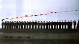 Doch die hoffnungslose Stimmung im Land, die Putins Wahl auslöst, verfliegt schnell. Am 12. August 2000 sinkt eins der größten und modernsten russischen Atom-U-Boote: K-141, auch als "Kursk" bekannt. Das U-Boot befindet sich am Unglückstag für einem Seemanöver in der Barentssee. Dann bricht der Funkkontakt plötzlich ab. Erst zwölf Stunden später beginnt die Suche nach U-Boot K-141.  Über das, was danach geschieht, kann nur spekuliert werden. Die neue russische Regierung behauptet zunächst, die "Kursk" sei von einem US-amerikanischen U-Boot gerammt worden. Bergungsspezialisten, unter ihnen norwegische Taucher, untersuchen jedoch eine Woche nach dem Unglück das Wrack und stellten fest: Zwei Explosionen im Bug haben das U-Boot versenkt. Die norwegischen Taucher waren es auch, die die die Notluke öffnen. Sie finden aber keine Überlebenden mehr. Norwegen hat bereits zwei Tage nach Verlieren des Funkkontakts seine Hilfe angeboten. Moskau lehnte aber ab.  Von der 118 Mann starken Besatzung überlebt niemand. Dieses Bild vom 30. Juli 2000 zeigt einige der Marinesoldaten auf der "Kursk", wenige Tage vor ihrem Tod. Im Abschlussbericht der Regierungskommission heiß es schließlich, ein defekter Torpedo habe an Bord eine Kettenreaktion aus Explosionen ausgelöst und die Katastrophe verursacht. Weitere Informationen des Berichts sollen aus vermeintlichen Sicherheitsgründen für 25 Jahre geheim bleiben.