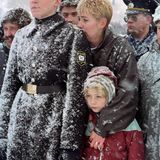 Bei eisiger Kälte nahmen Tausende Menschen am 29. Oktober 2000 in Seweromorsk, dem Hauptquartier der Nordmeerflotte, an einer Trauerfeier für die Opfer der U-Boot-Katastrophe teil. Für Putin bedeutet die Tragödie einen enormen Popularitätseinbruch. Die Medien überschlagen sich mit Kritik. Putin, der ein Produkt der Medien ist, muss erfahren, dass die vierte Gewalt im Staat ihn nicht nur in den Präsidentensessel befördern, sondern ihn auch zerstören kann. Zehn Tage lang sind sein Versagen, seine Lügen und seine Inkompetenz Thema Nummer eins. Um den Schaden zu begrenzen, rauscht Putin zu einem Gespräch mit den Witwen der toten Seeleute heran. Aber anstatt Verantwortung zu übernehmen, sucht er nach den Schuldigen – bei den Medien.   Die Lehre, die Putin aus diesen Tagen zieht, wird weitreichende Konsequenzen haben. Er wird die Medien dazu zwingen, für ihn zu arbeiten. Und das sehr schnell. Als eine der Witwen bei seiner Visite aufspringt und in Hysterie schreit, wird sie im TV stummgeschaltet. Die Fernsehkameras fangen jedoch ein, wie der Frau eine Spritze in die Schulter gerammt wird – offenbar um sie zu betäuben. 