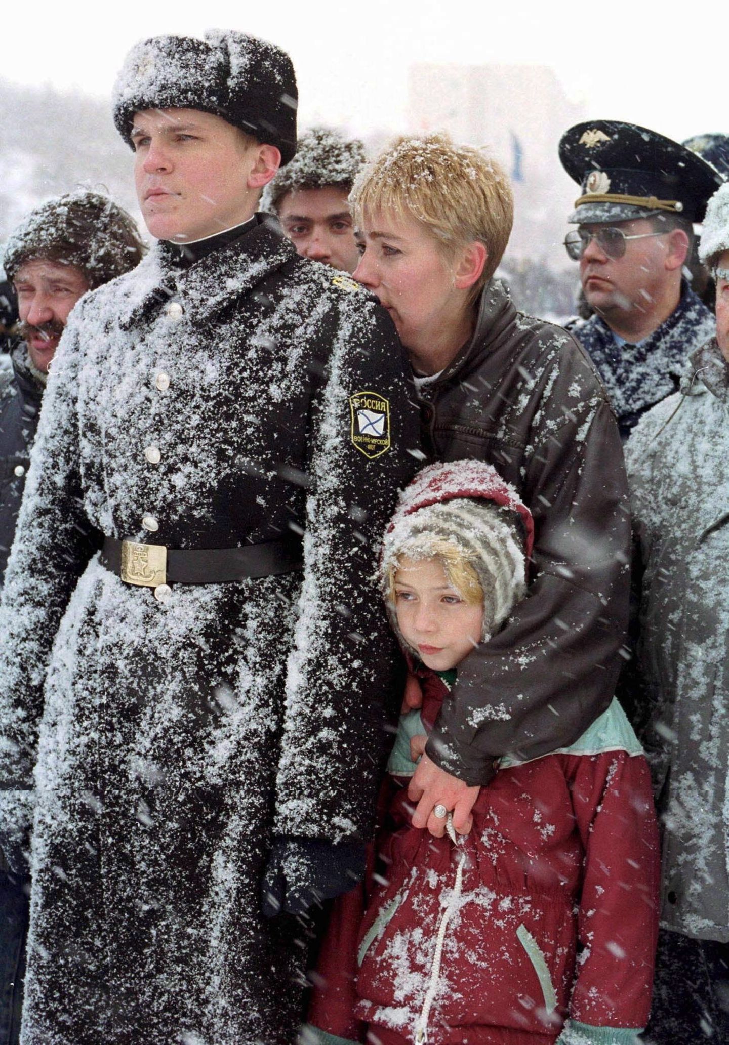 Bei eisiger Kälte nahmen Tausende Menschen am 29. Oktober 2000 in Seweromorsk, dem Hauptquartier der Nordmeerflotte, an einer Trauerfeier für die Opfer der U-Boot-Katastrophe teil. Für Putin bedeutet die Tragödie einen enormen Popularitätseinbruch. Die Medien überschlagen sich mit Kritik. Putin, der ein Produkt der Medien ist, muss erfahren, dass die vierte Gewalt im Staat ihn nicht nur in den Präsidentensessel befördern, sondern ihn auch zerstören kann. Zehn Tage lang sind sein Versagen, seine Lügen und seine Inkompetenz Thema Nummer eins. Um den Schaden zu begrenzen, rauscht Putin zu einem Gespräch mit den Witwen der toten Seeleute heran. Aber anstatt Verantwortung zu übernehmen, sucht er nach den Schuldigen – bei den Medien.   Die Lehre, die Putin aus diesen Tagen zieht, wird weitreichende Konsequenzen haben. Er wird die Medien dazu zwingen, für ihn zu arbeiten. Und das sehr schnell. Als eine der Witwen bei seiner Visite aufspringt und in Hysterie schreit, wird sie im TV stummgeschaltet. Die Fernsehkameras fangen jedoch ein, wie der Frau eine Spritze in die Schulter gerammt wird – offenbar um sie zu betäuben. 