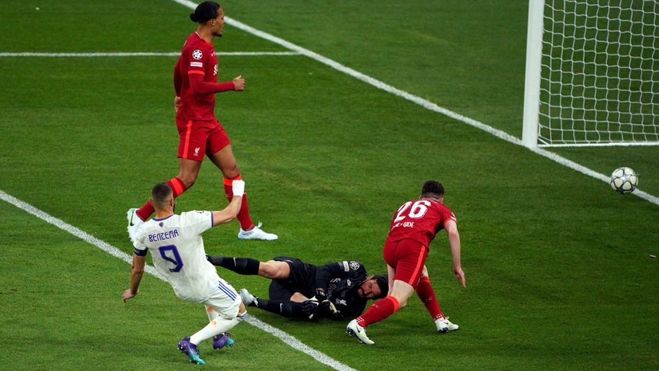 Im Champions-League-Finale erzielt Karim Benzema von Real Madrid (weißes Trikot) ein Abseitstor gegen den FC Liverpool