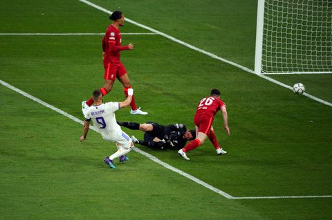 Im Champions-League-Finale erzielt Karim Benzema von Real Madrid (weißes Trikot) ein Abseitstor gegen den FC Liverpool