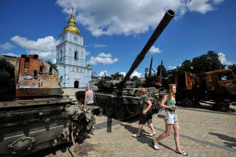 Menschen betrachten die zerstörte erbeutete russische Militärausrüstung in Kiew