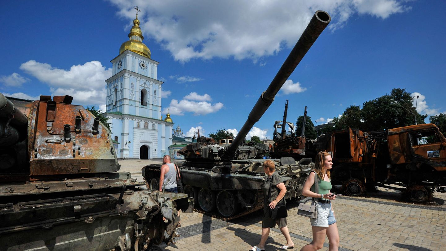Menschen betrachten die zerstörte erbeutete russische Militärausrüstung in Kiew