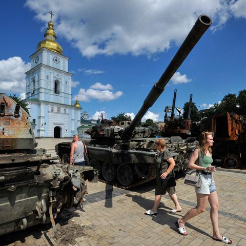 Menschen betrachten die zerstörte erbeutete russische Militärausrüstung in Kiew