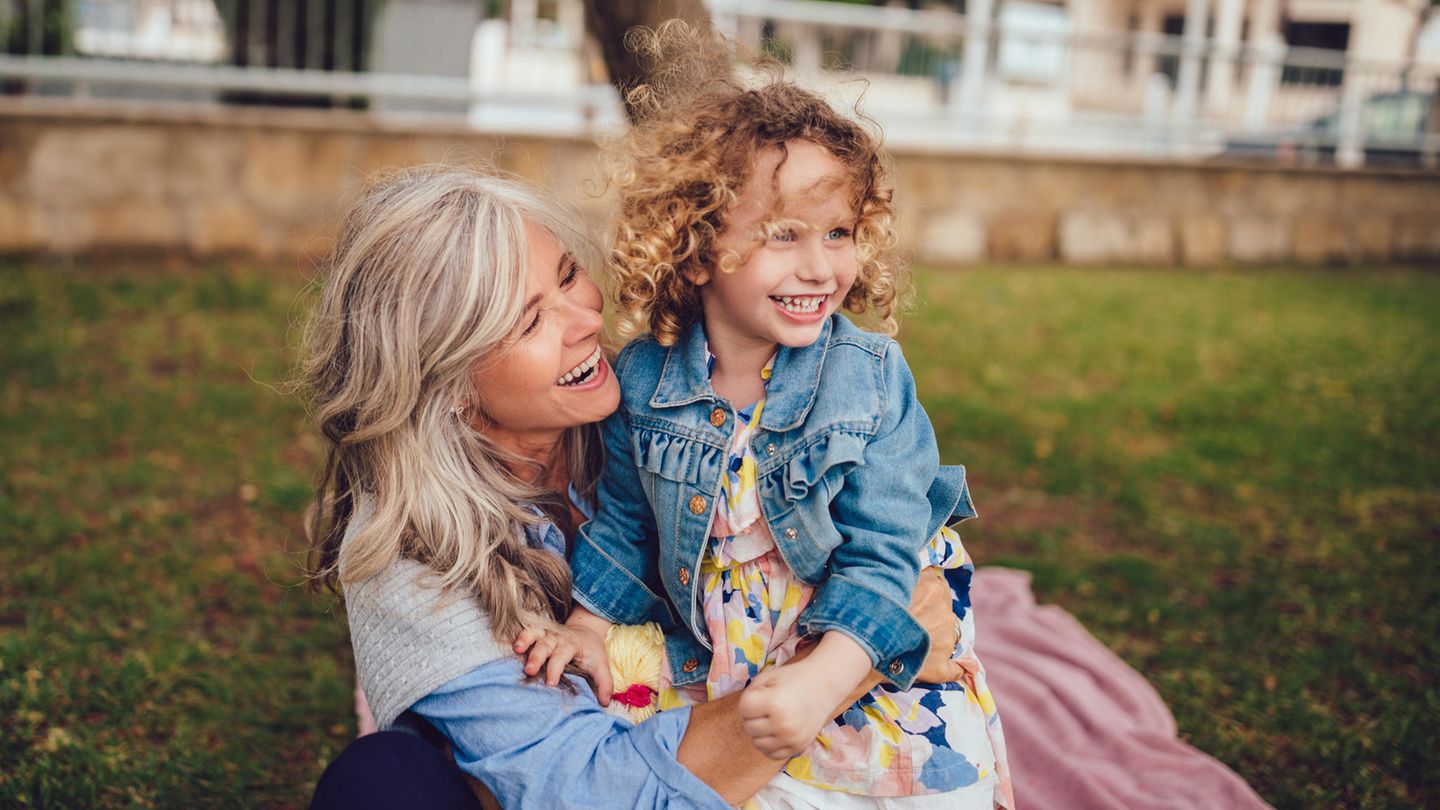 Ältere Frau mit Kind