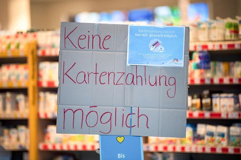 "Keine Kartenzahlung möglich" steht auf einem Schild am Eingang eines Drogeriemarktes.