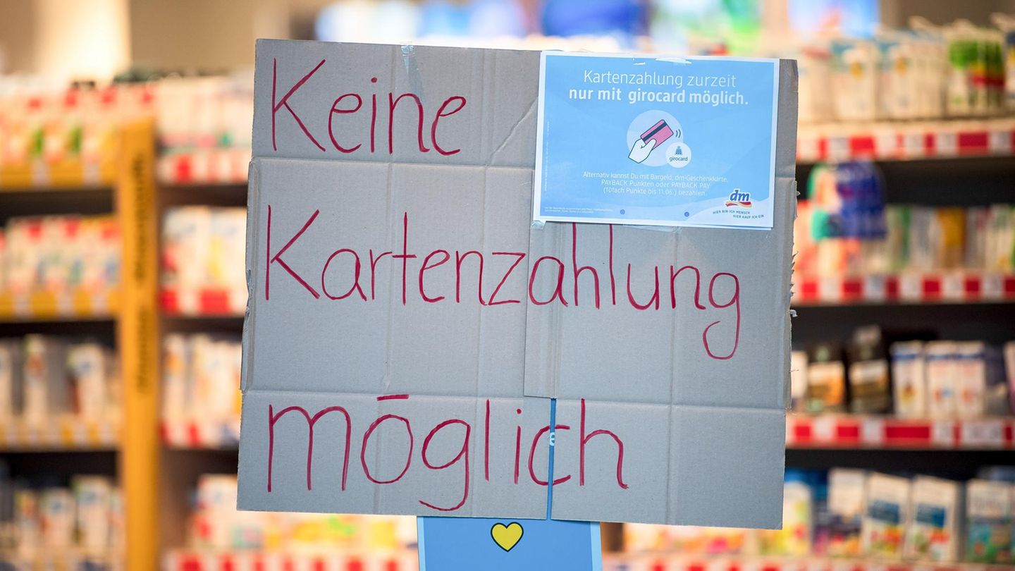 "Keine Kartenzahlung möglich" steht auf einem Schild am Eingang eines Drogeriemarktes.