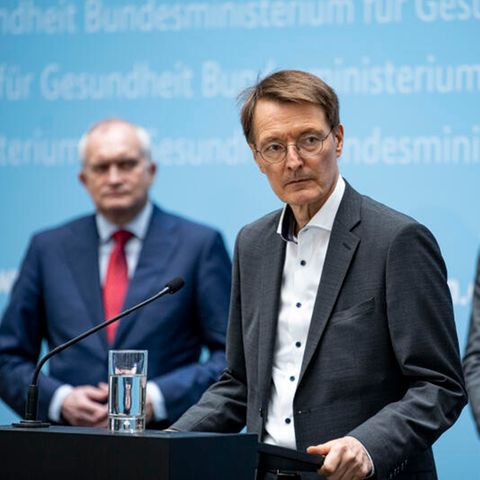 Christoph Schmidt, Karl Lauterbach und Hendrik Streeck, Virologe nehmen an einer Pressekonferenz zum Evaluationsbericht teil
