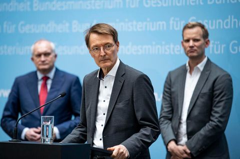 Christoph Schmidt, Karl Lauterbach und Hendrik Streeck, Virologe nehmen an einer Pressekonferenz zum Evaluationsbericht teil