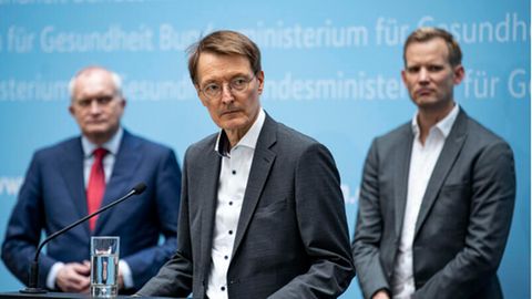 Christoph Schmidt, Karl Lauterbach und Hendrik Streeck, Virologe nehmen an einer Pressekonferenz zum Evaluationsbericht teil