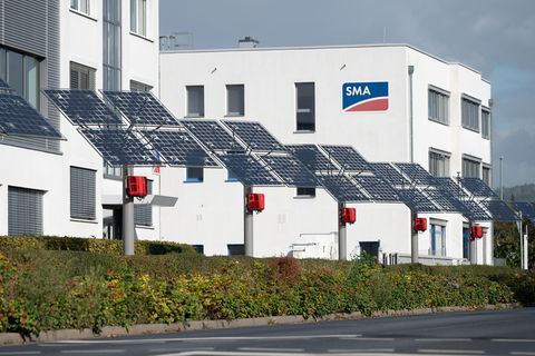 Photovoltaikanlagen vor dem Hauptsitz des Unternehmens SMA Solar Technology
