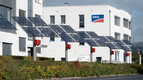 Photovoltaikanlagen vor dem Hauptsitz des Unternehmens SMA Solar Technology