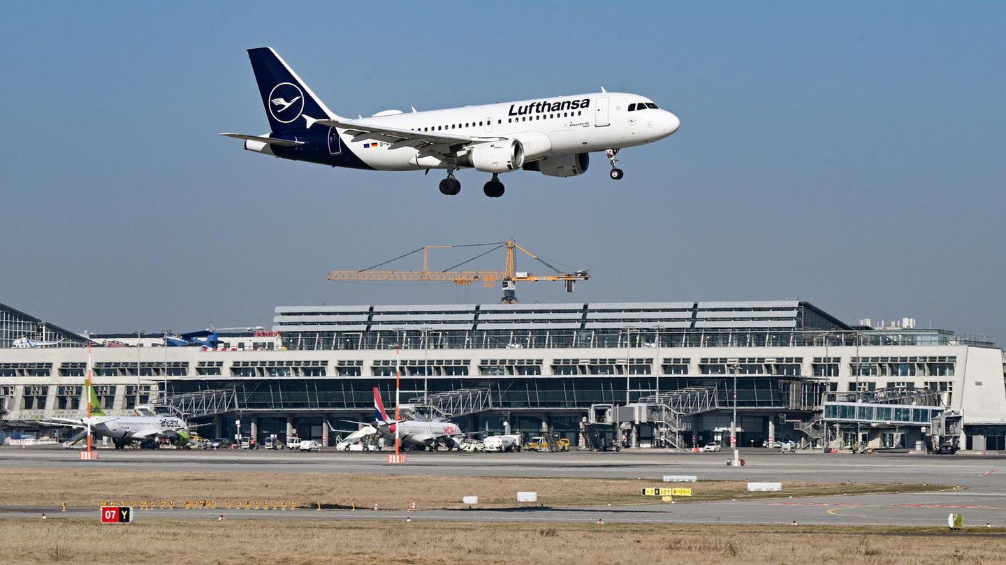 Weniger verfügbare Flüge der Lufthansa: Nach einer mehrmaligen Verknappung des Angebots steigen die Preise für Flugtickets..