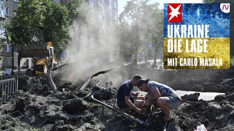 Zwei Männer in Trümmern mit Logo des Podcast Ukraine - die Lage