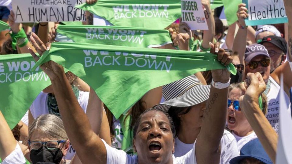 Mit grünen Schildern protestieren Tausende vor dem Supreme Court für das Recht auf Abtreibung