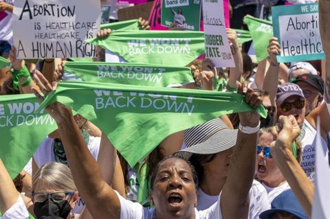 Mit grünen Schildern protestieren Tausende vor dem Supreme Court für das Recht auf Abtreibung